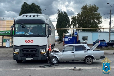 В Самаре легковушка столкнулась с тягачом на Заводском шоссе