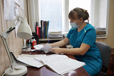 Дмитрий Азаров повысил выплаты молодым медикам за выбор особо востребованных специальностей