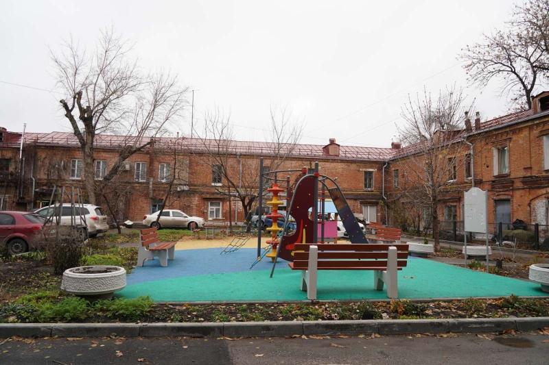 Подвесные скамейки, скалодром и паутинка появились в обновленном дворе Самары