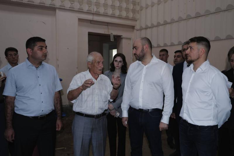 Объекты капремонта, общение с жителями: Вячеслав Федорищев и члены облправительства работают в Богатовском районе