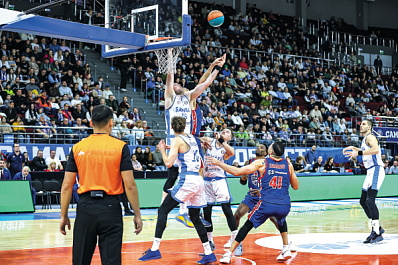 Баскетбольные команды начали чемпионат с поражений