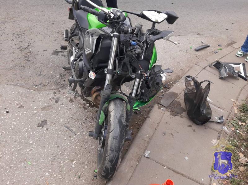 В Самаре утром 19 сентября на перекрестке столкнулись Ford Focus и мотоцикл Kawasaki