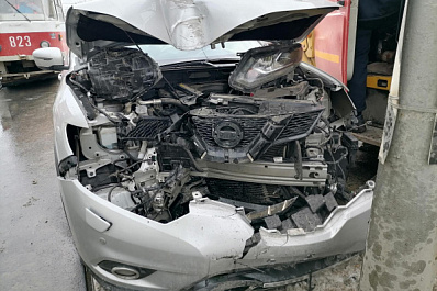 В центре Самары иномарка врезалась в столб на трамвайных путях