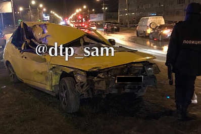 Страшное ДТП в Самаре: крышу легковушки вмяло в салон