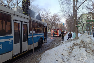 В Самаре на проспекте Металлургов вспыхнул троллейбус