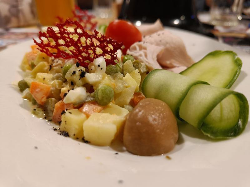 Диетолог рассказал, как сделать новогодние салаты менее калорийными