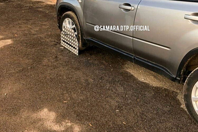 В Самаре водитель приковал машину к асфальту, спасая ее от эвакуатора