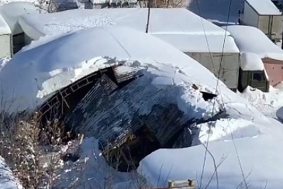 В Самаре под тяжестью снега обрушилась крыша ангара возле ТЦ "Мягкофф"