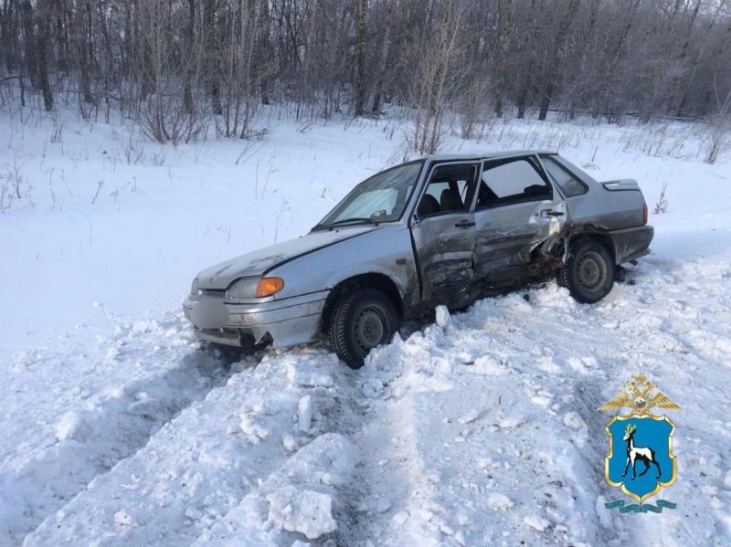В Самарской области на трассе 75-летняя женщина на пикапе въехала в большегруз