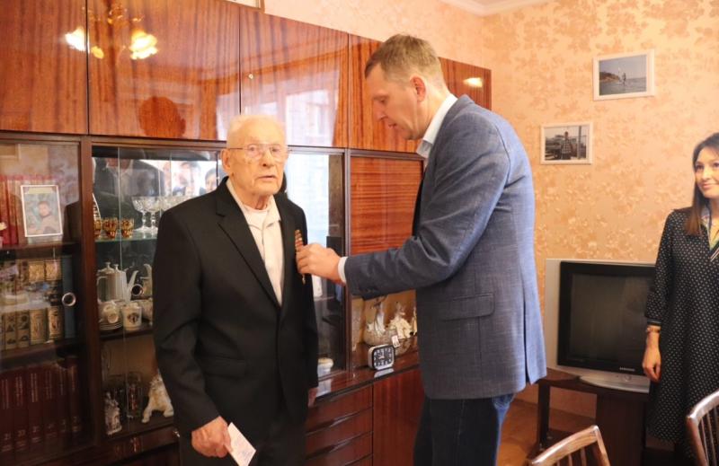 Самарскому ветерану Петру Богомолову вручили медаль к 80-летию Победы в Великой Отечественной войне
