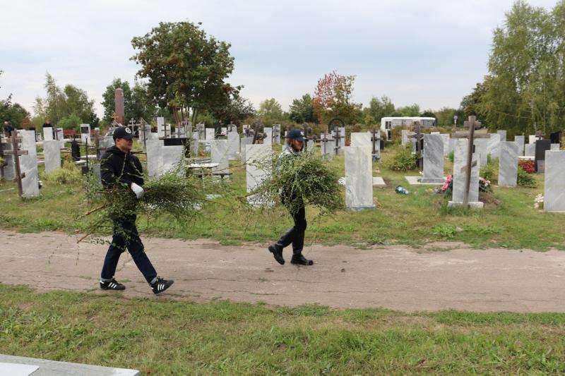 В Новокуйбышевске молодые активисты облагородили могилы ветеранов