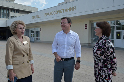 Дмитрий Азаров посетил тольяттинский Дворец бракосочетаний, открывшийся после капремонта