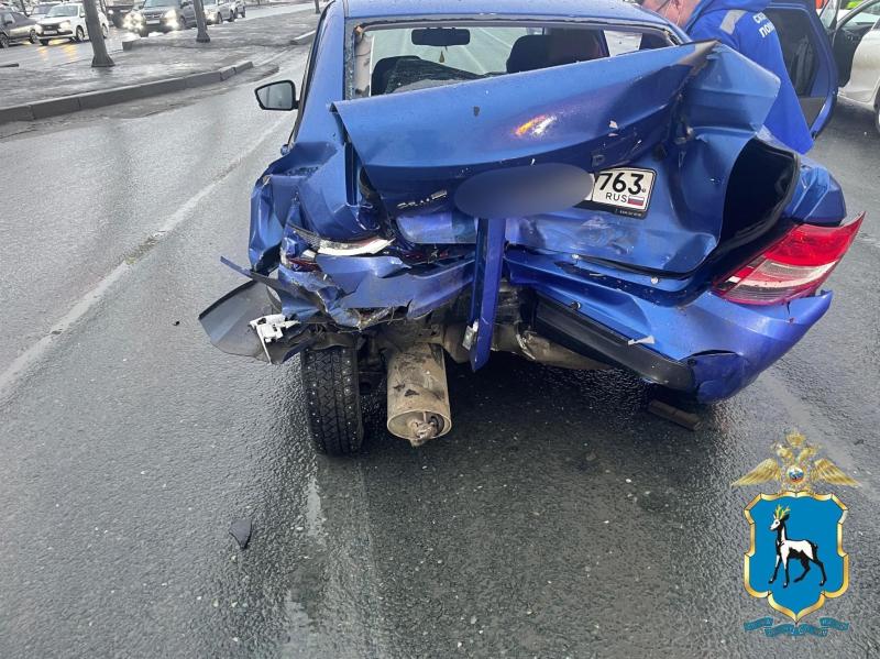 В Самаре иномарка на скорости врезалась в стоящую на светофоре "Гранту"