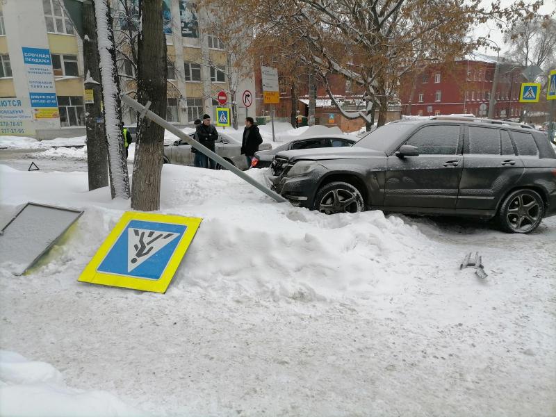В Самаре Mercedes-Benz снес две легковушки