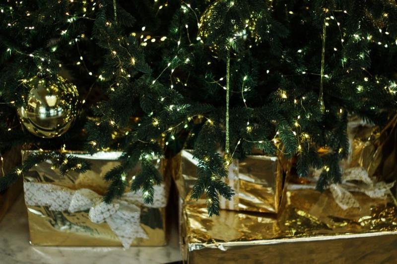 25 декабря отмечают католическое Рождество и День дарения елочных шаров