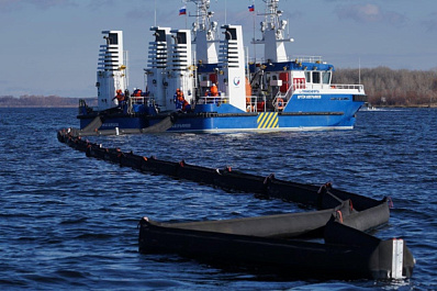 Трудиться и помнить: в Самаре ввели в эксплуатацию суда для локализации разлива нефти, названные в честь героев СВО