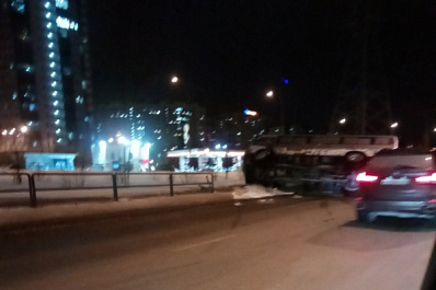 В Самаре около "МегаСити" завалилась на бок маршрутка