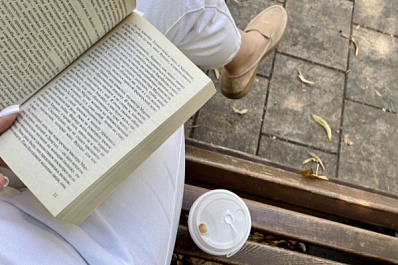 "Категорически вас приветствую, докторка": лингвист назвал фразы, которые всех раздражают