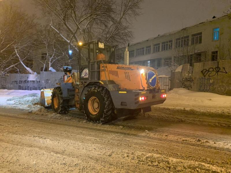 В Самаре продолжают ликвидировать последствия сильного снегопада