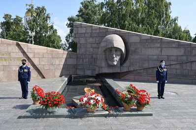 В Самаре возложили цветы к Вечному огню в честь годовщины победы в Курской битве