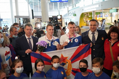 Призеров Олимпиады рапиристов братьев Бородачевых и дзюдоистку Межецкую встретили в "Курумоче" хлебом-солью