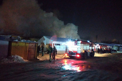 В Кировском районе Самары горит продуктовый рынок на площади 1,5 тысячи кв. м