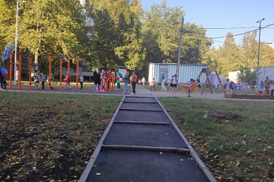 В шести дворах Кировского района Самары появились детские площадки и парковки