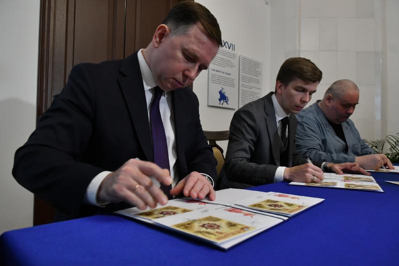 В Самаре презентовали марку в честь 80-летия Победы 