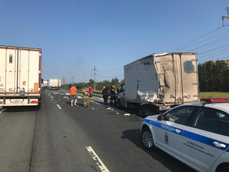 На трассе в Самарской области грузовик сбил Газель и двух человек