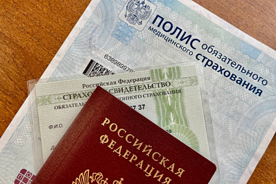 Заболели в отпуске: эксперты рассказали, как получить медпомощь в России и за границей