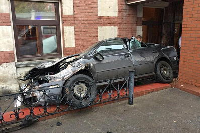 «Шкода» едва не протаранила ресторан в Самаре