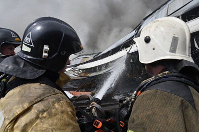 Площадь мощного пожара в Самаре снизилась до 650 кв. м