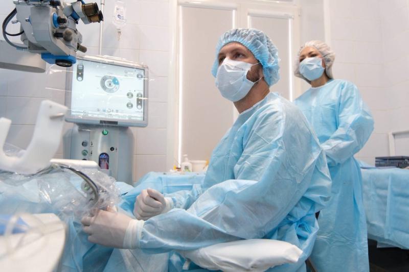 Мужчине установили титановый протез без общей анестезии