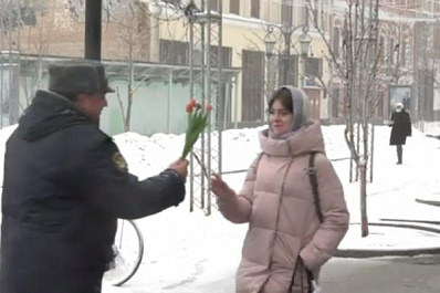 На улице Ленинградской в Самаре судебные приставы поздравили женщин с 8 Марта