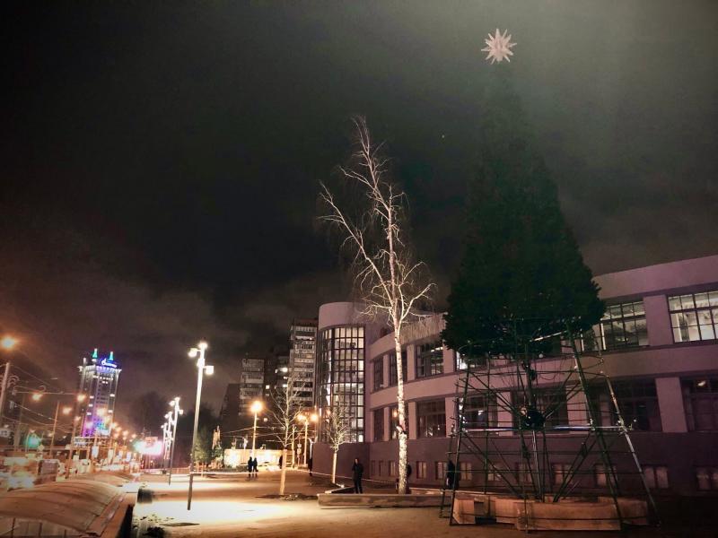 В Самаре 15 декабря 2021 года возле филиала "Третьяковки" появилась 16-метровая новогодняя елка