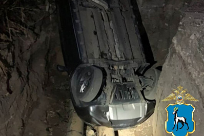 В Самарской области иномарка на скорости влетела в вырытую траншею