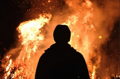 В Самаре объявили в розыск подозреваемых в поджоге салона ритуальных услуг на улице Авроры