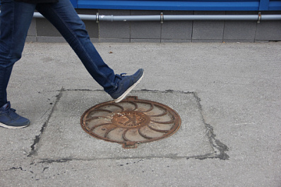 В Самаре водителей призывают не парковаться на крышках колодцев