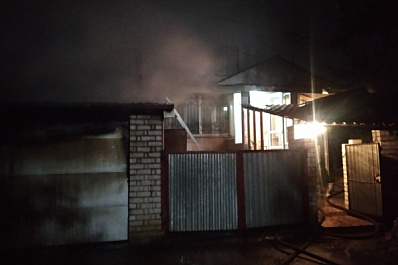 В Самарской области ночью горели три гаража и жилой дом