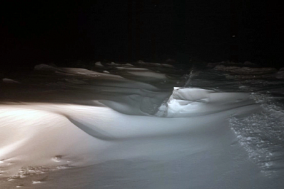 В снежном плену: три человека застряли на трассе "Черновка-Первомайский"