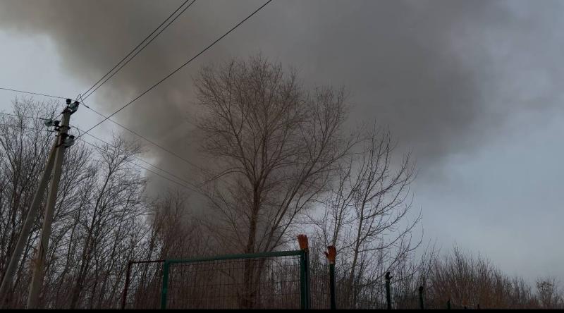 На полыхающем складе в Новокуйбышевске обрушилась крыша
