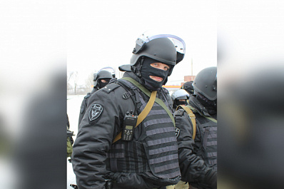 В одиночку разогнал целую стаю: в Самаре росгвардеец спас женщину и ее дочь от разъяренных псов