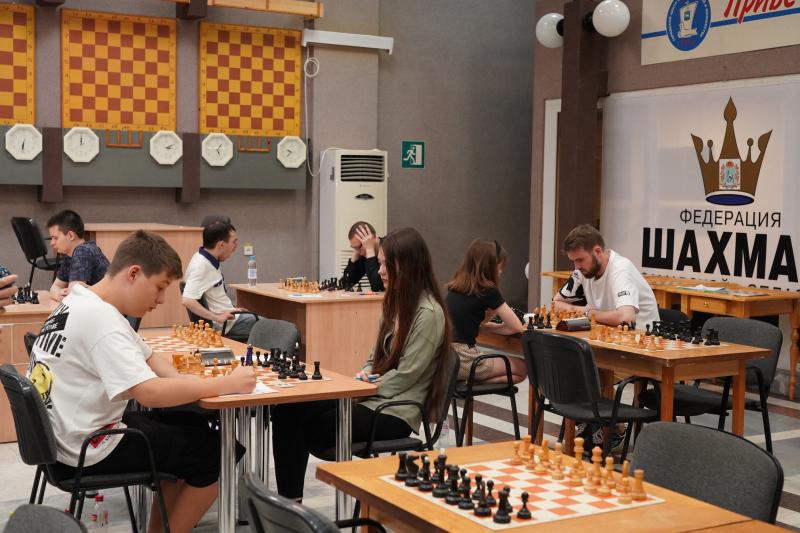 Жаркий шахматный июль: как играют в парках и клубах Самарской области