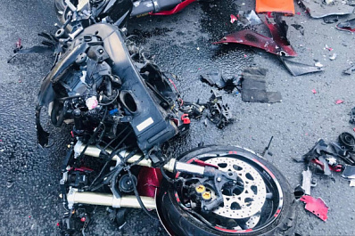 Мотоцикл вдребезги: в Самаре байкер проехал на красный и влетел в Subaru