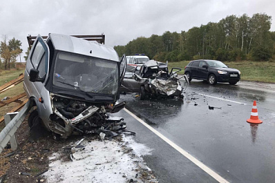 Погиб человек: в Самарской области на трассе М5 "Лада Гранта" врезалась в "газель"