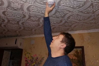 Многодетным семьям Кинеля устанавливают пожарные извещатели