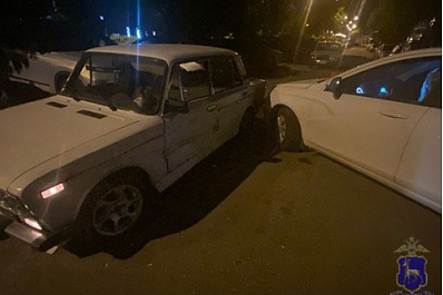 В Самаре на Волжском шоссе водитель на BMW врезался в столб