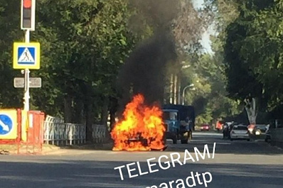 В Самаре на пересечении Средне-Садовой и Вольской в движении загорелся Renault