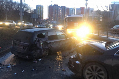 В Самаре из-за невнимательности водителя столкнулись три автомобиля
