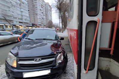 В Самаре днём 11 января "Гранта" протаранила трамвай